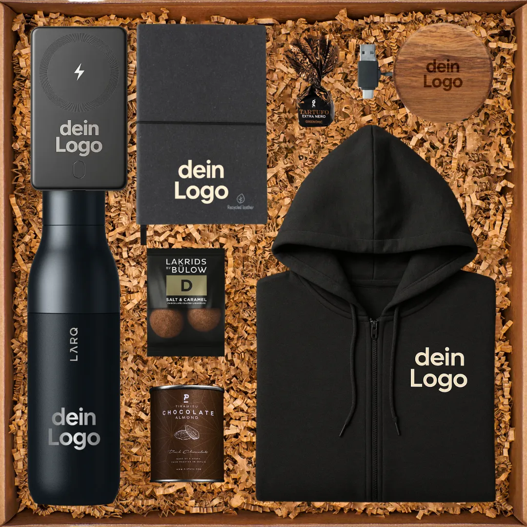 Geschenkbox mit schwarzer Trinkflasche, Notizbuch, Hoodie, Schokolade, USB-Stick und Holzuntersetzer, alle mit deinem Logo.