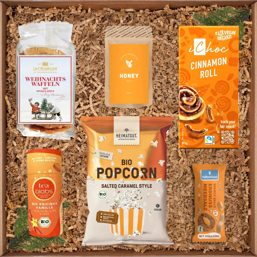 Geschenkbox mit Honig-Nussmischung, Zimtschokolade, Weihnachtswaffeln, Energy Ball, Rooibos-Tee und Popcorn Salted Caramel.