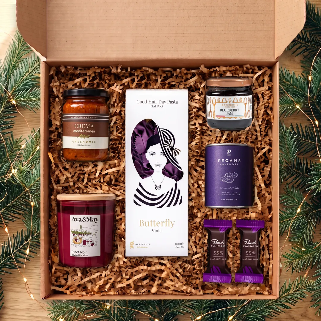 Geschenkbox mit Crema mediterranea, Blueberry-Marmelade, Pasta, Pekannüssen mit Lavendel, Duftkerze und zwei Schokoladen.