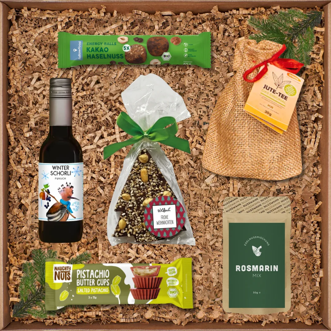 Geschenkbox mit Jute-Tee, Rosmarin-Nussmix, Schokoladen-Tannenbaum, Energy Balls, alkoholfreiem Winter Punsch und Pistachio Butter Cups.