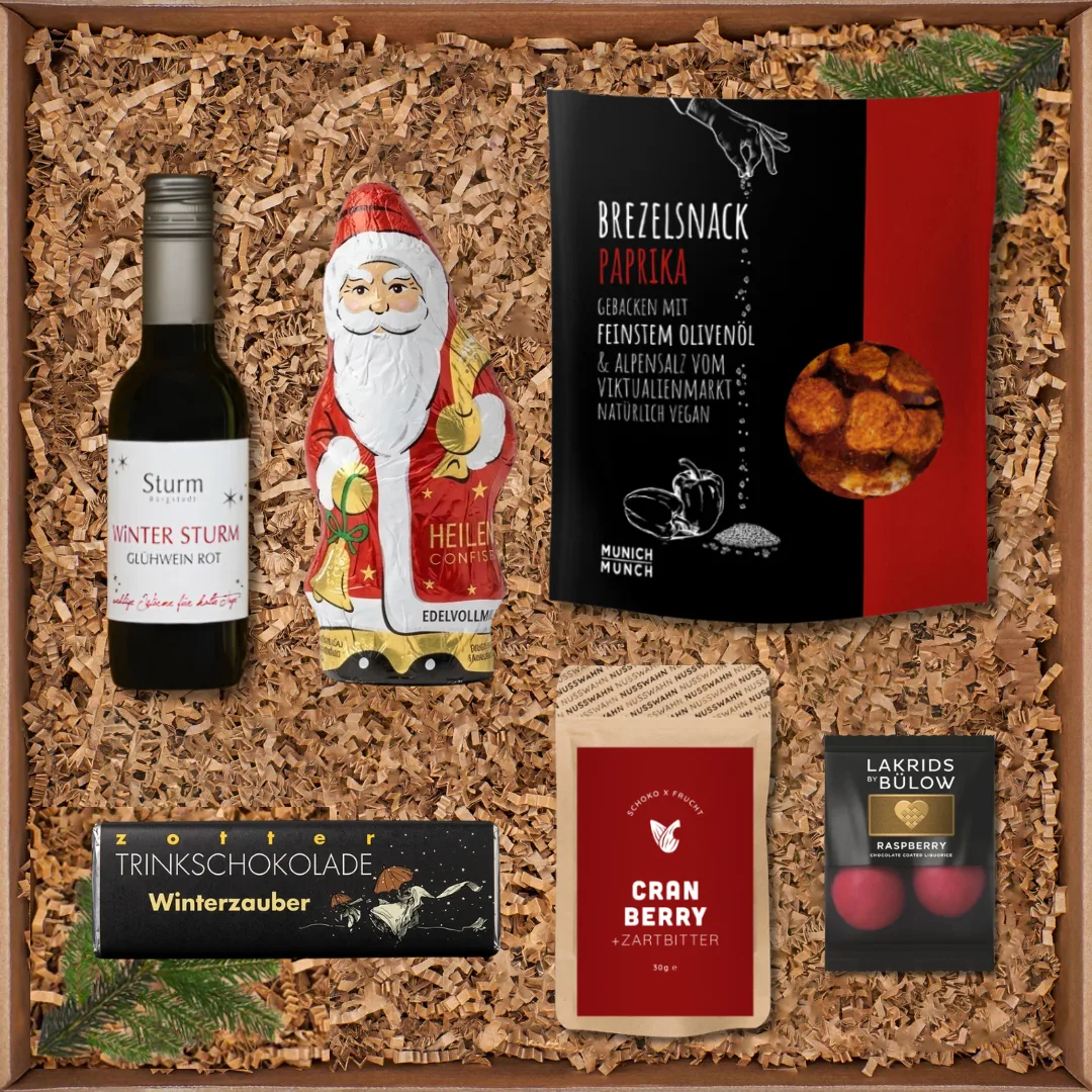 Geschenkbox mit Brezelsnack, Lakritz, Cranberry-Zartbitter, Glühwein Rot, Schokofigur und Trinkschokolade.