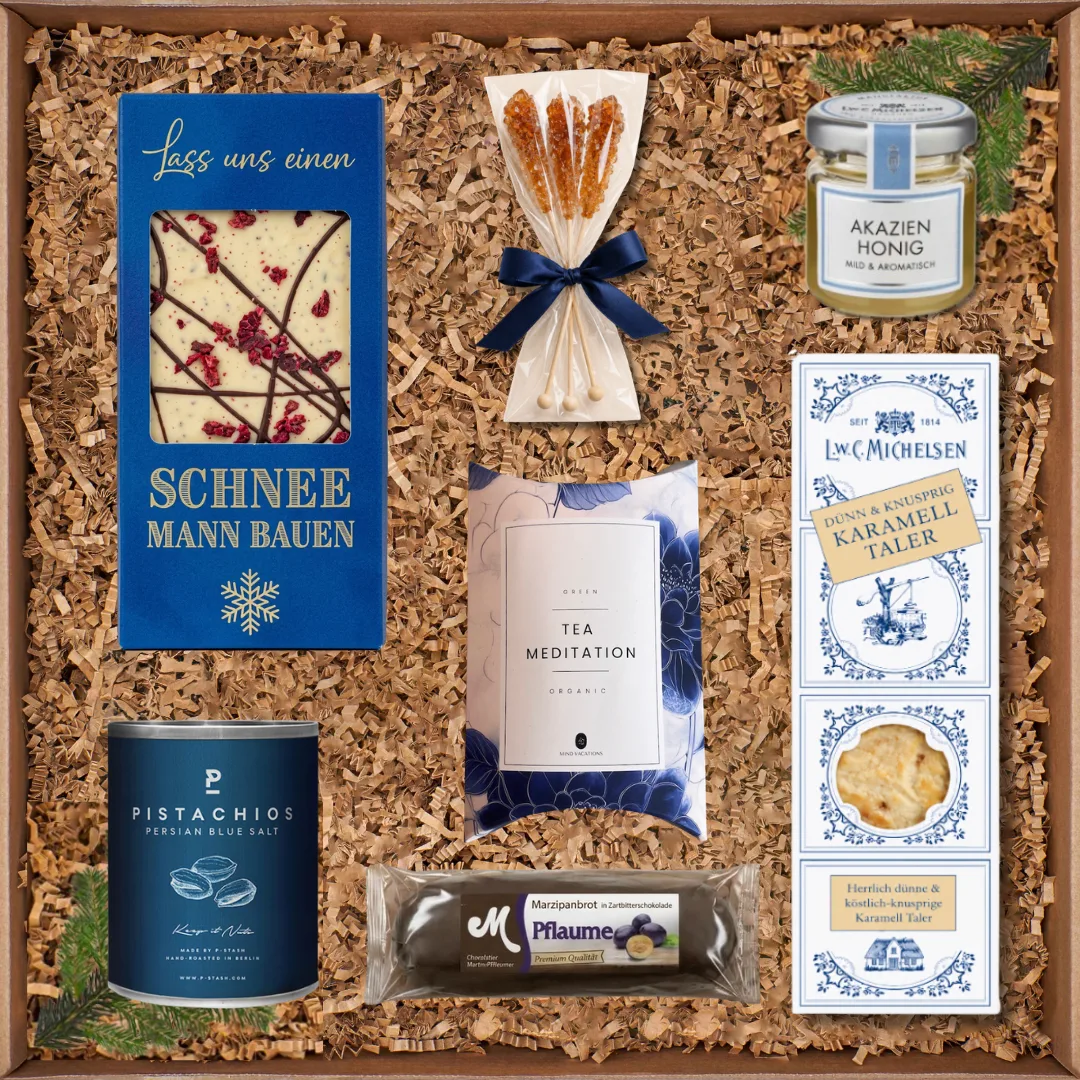 Geschenkbox mit Kandissticks, Akazienhonig, Karamelltaler, Schokolade, Tee, Pistazien und Marzipanbrot.