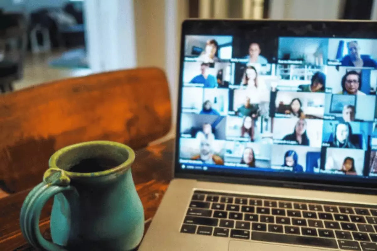 Laptop mit virtueller Weihnachtsfeier im Videocall