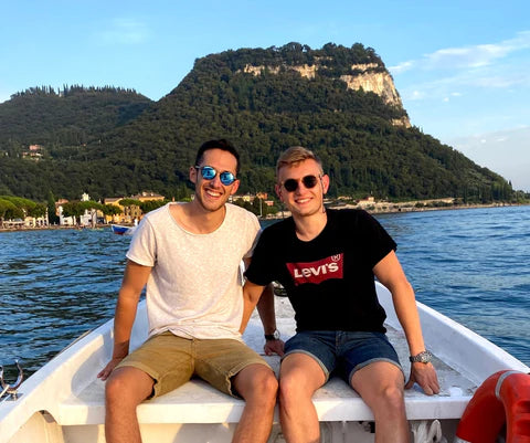 Lucas und Robin am Gardasee, wo die Gründungsidee von GIVEAJOY entstand